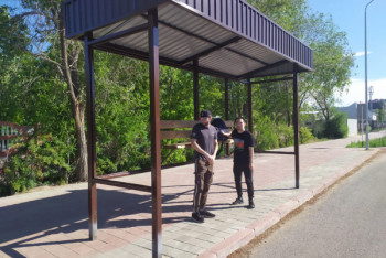 Фотография к новости: Автобусные остановки для "высоких" возмутили костанайцев