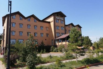 Фотография к новости: "Убедили заселить медиков и не оплатили" - владелец горнолыжного комплекса под Зерендой обвиняет акимат