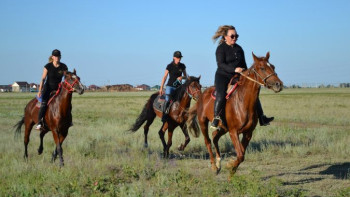 Фотография к новости: Конный туризм: в чем польза верховой езды для женщин