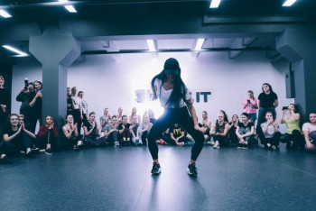 Фотография к новости: Джеркинг,  электрик-буги, шафл: школу современного танца открыла жительница Акмолинской области