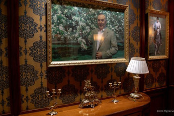 Фотография к новости: Спальня Назарбаева, космическая еда, награды от президентов. Репортаж из музея посольства РК в Москве