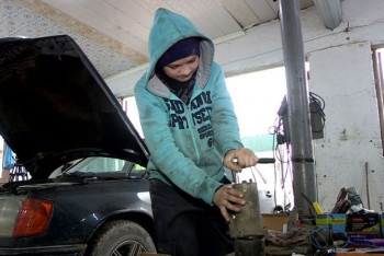 Фотография к новости: Как шымкентский семиклассник стал автоэлектриком и зарабатывает на этом