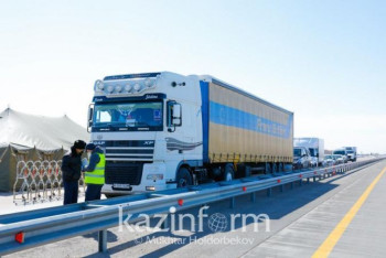 Фотография к новости: 150 миллиардов тенге налогов планирует собрать Казахстан на госгранице