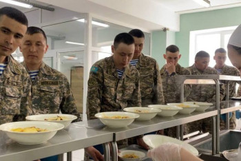 Фотография к новости: Борщ, гуляш, гематоген. Как кормят солдат-срочников в войсковой части близ Нур-Султана