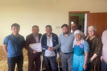 Фотография к новости: "Мы гордимся своим сыном": в Кызылорде бизнесмен вручил миллион тенге родителям Сабита Шонтакбаева