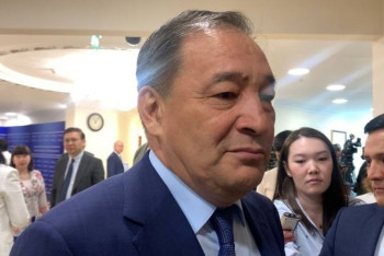 Фотография к новости: Вице-премьер РК заявил, что летает в командировки на рейсовом самолете