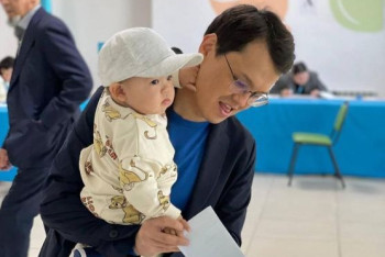 Фотография к новости: Как известные казахстанцы голосуют на референдуме