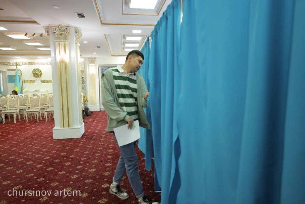  Молодежь на референдуме. Фото Артема Чурсинова, BaigeNews.kz