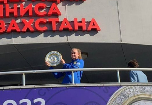 Фотография к новости: Елена Рыбакина встретилась с болельщиками