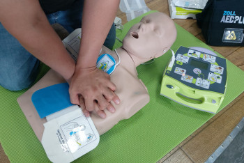 Фотография к новости: Дефибрилляторы в людных местах: реальная помощь или "предмет интерьера"?