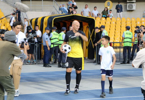 Фотография к новости: Эстебан Камбьясо сыграл за сборную Казахстана в матче с молодёжью из "Super Bol!"