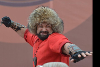 Фотография к новости: Гнёт железо, забивает гвозди руками. Казахстанский силач покоряет соцсети