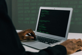 Фотография к новости: В штуку или в отместку: подростки в Казахстане распространяют сообщения о бомбе