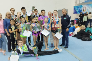 Фотография к новости: Казахстанские акробаты триумфально выступили на домашнем чемпионате Азии