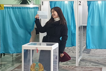 Фотография к новости: С музыкой, ярмаркой и фотосессиями проходят выборы в Павлодаре