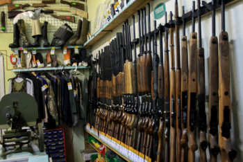 Фотография к новости: "Это привело меня в шок" — владелец оружейного магазина о нападении мародёров в военных касках в Алматы