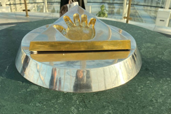 Фотография к новости: Останется ли "рука" Назарбаева в монументе "Байтерек"