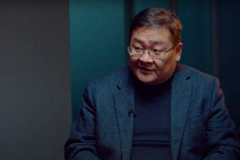 Фотография к новости: Айдос Сарым о многодетных матерях и выборах