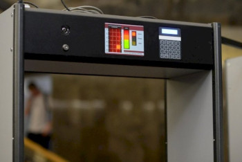 Фотография к новости: Почему в министерствах есть металлодетекторы, а в школах нет, рассказал глава Минпросвета