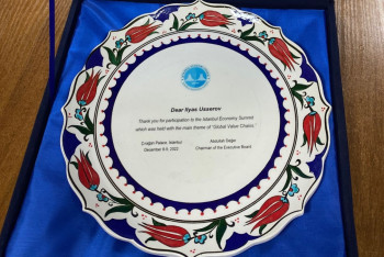 Фотография к новости: iPhone 13 и алкоголь. Что дарят казахстанским чиновникам