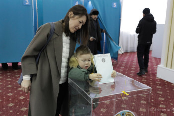 Фотография к новости: Активность казахстанской молодёжи на выборах отметили иностранные наблюдатели