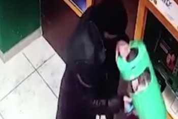 Фотография к новости: Пьяный акмолинец, "вооружившись" урной, напал на банкоматы