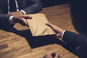 Фотография к новости: Должностные лица осуждены за взятки в Кокшетау