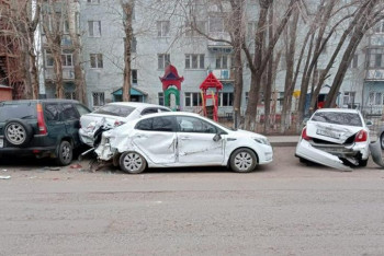 Фотография к новости: КамАЗ раздавил шесть машин в Астане