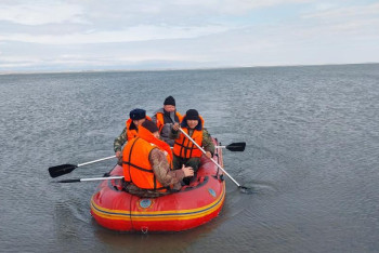 Фотография к новости: Спасатели вызволили рыбаков с оторвавшейся льдины в ВКО