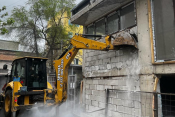 Фотография к новости: Ещё одну незаконную постройку снесли в Алматы