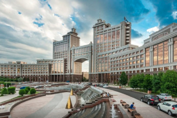 Фотография к новости: "Шантажирует государство и хочет денег": эксперт прокомментировал, кто стоит за митингом нефтяников в Астане