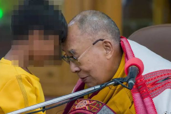 Фотография к новости: Далай-лама извинился перед мальчиком, которому предложил пососать язык - СМИ