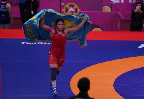 Фотография к новости: Казахстан выиграл третью золотую медаль на чемпионате Азии по борьбе