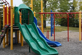 Фотография к новости: В Астане жители многоэтажек враждуют с детскими садами из-за игровых площадок