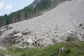 Фотография к новости: Опасно для жизни: камнепад произошёл на Медеу