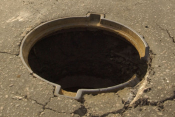 Фотография к новости: В Актобе ребёнок погиб после падения в открытый колодец