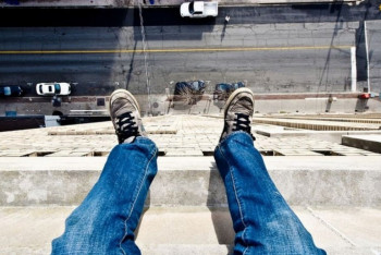 Фотография к новости: Пьяного мужчину спасли от прыжка с четвёртого этажа в Атырау