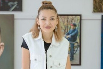 Фотография к новости: Шесть картин одновременно может нарисовать художница из Алматы