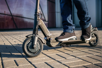 Фотография к новости: В Караганде грабитель отобрал у пенсионера электросамокат