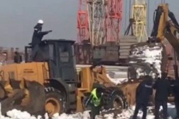 Фотография к новости: Битва погрузчика и экскаватора произошла при сносе ЖК в Астане