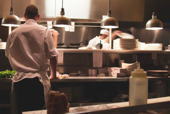 Фотография к новости: Отравление на ауызашаре в Актау: в ресторане выявили 220 кг просроченной продукции