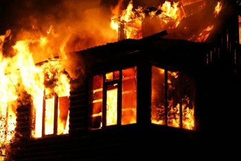 Фотография к новости: Двое детей сгорели в пожаре в Актобе. Родителей спасли полицейские