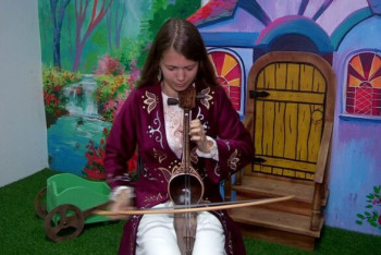 Фотография к новости: Венгерка выучила казахский язык в Туркестане