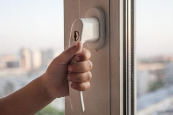 Фотография к новости: Использовал пакет как парашют: мальчик выпрыгнул из окна в Текели