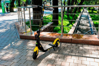 Фотография к новости: Водителей электросамокатов обяжут иметь права и носить шлемы в Казахстане