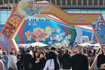 Фотография к новости: Досаев аккомпанировал танцорам лезгинки и едва не пустился впляс под звуки гармони