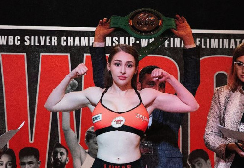 Фотография к новости: Самая сексуальная боксёрша Казахстана завоевала титул WBC International