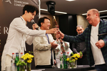 Фотография к новости: Димаш Кудайберген вместе с братом Абильмансуром встретились с фанатами в Ереване