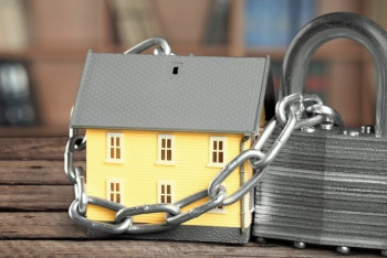 Фотография к новости: Можно ли выходить на улицу, находясь под домашним арестом?