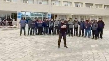 Фотография к новости: Требуют работу вне очереди: в Жанаозене прокомментировали забастовку жителей